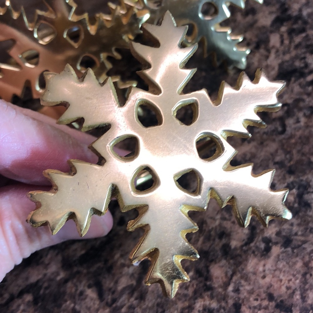 NIB Snowflake napkins rings Gold tone set of 6